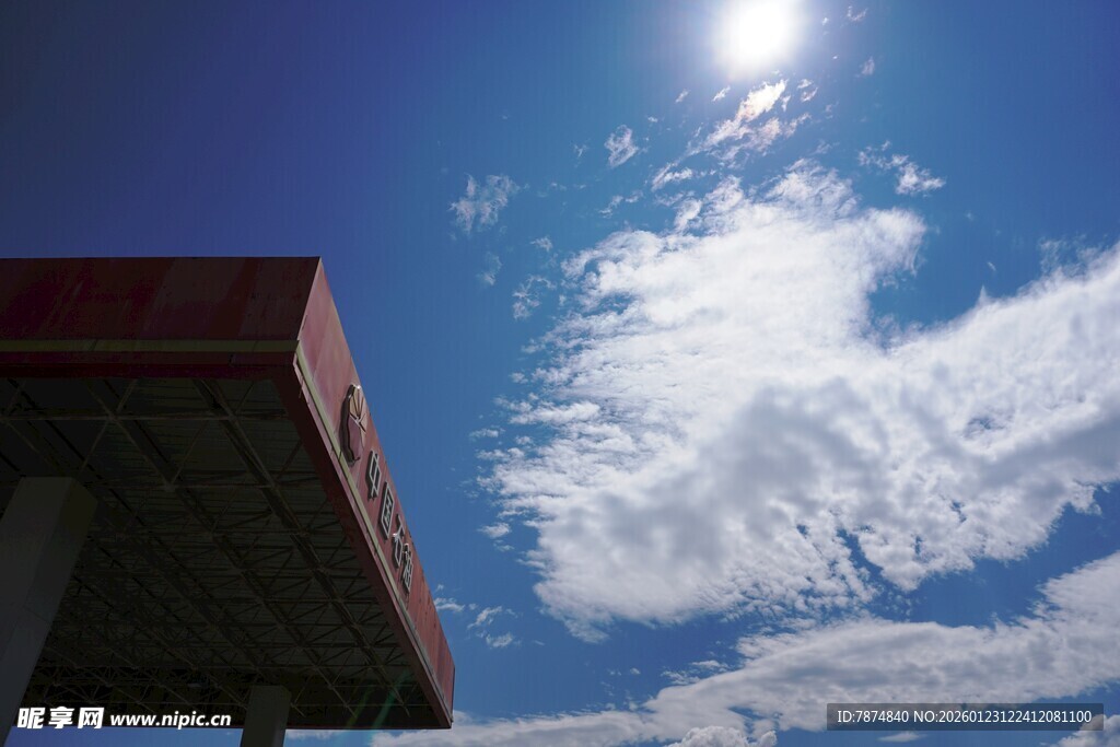 蓝天之下的建筑一角