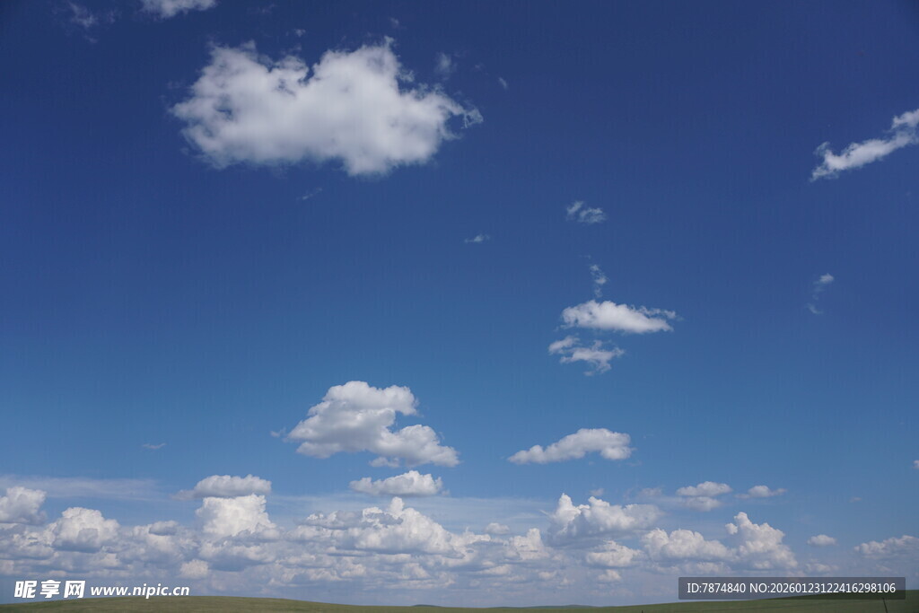 蓝天飘白云的开阔景致