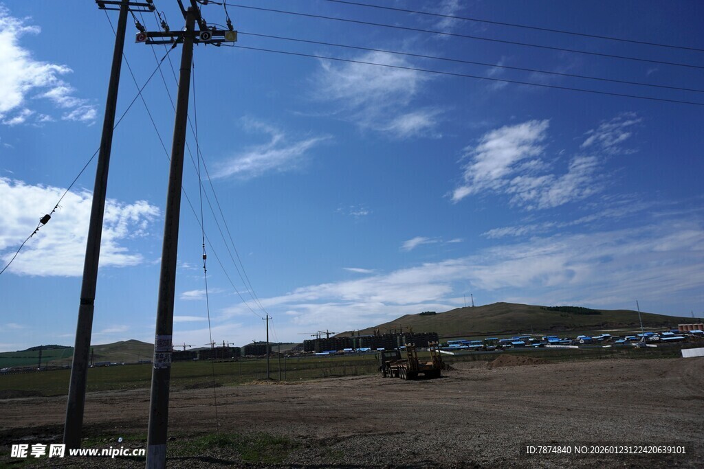 乡村旷野中的电线杆与蓝天