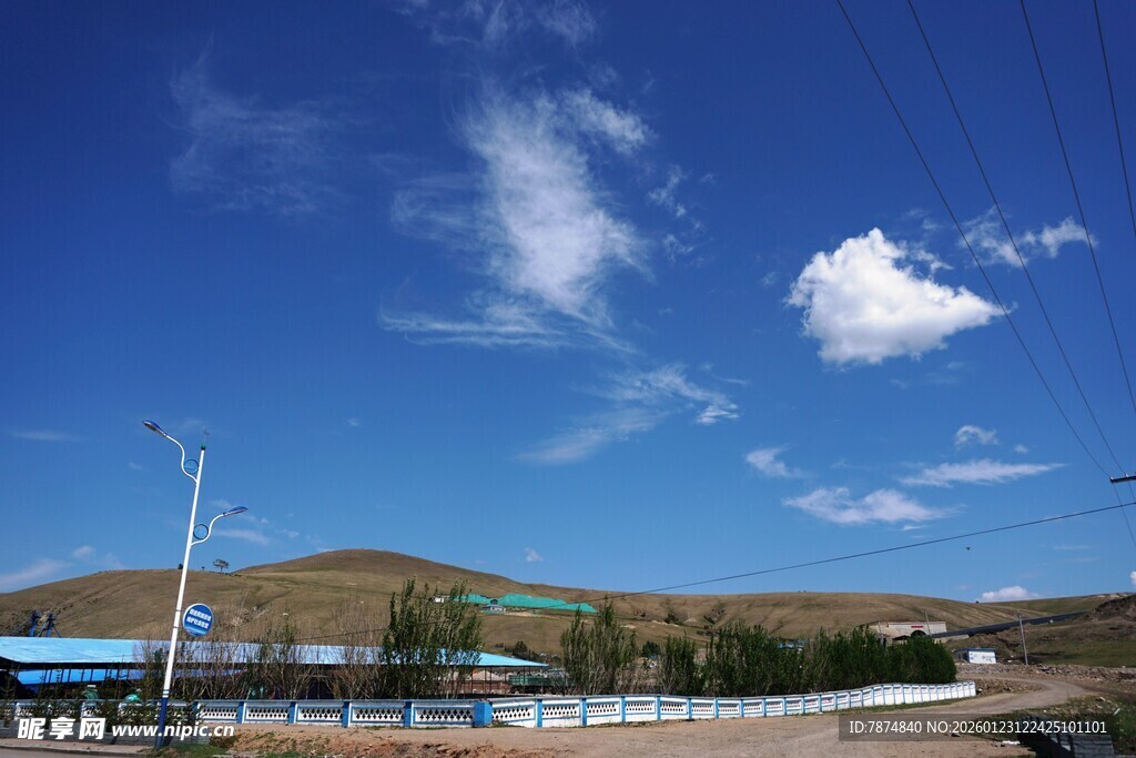 蓝天草原下的建筑风景