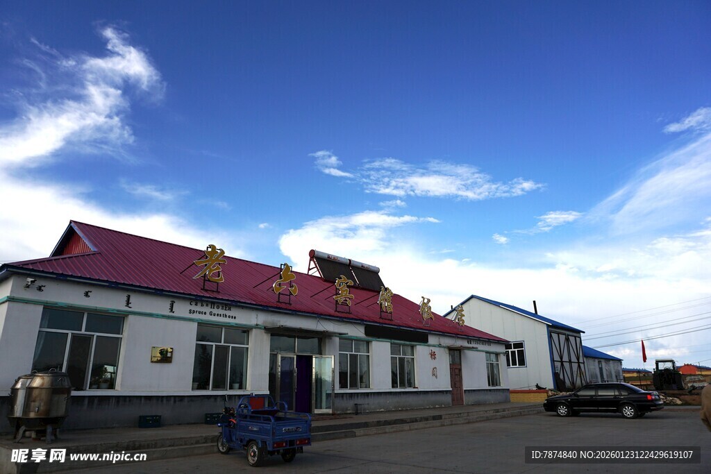 乡村红顶房屋与蓝天景象