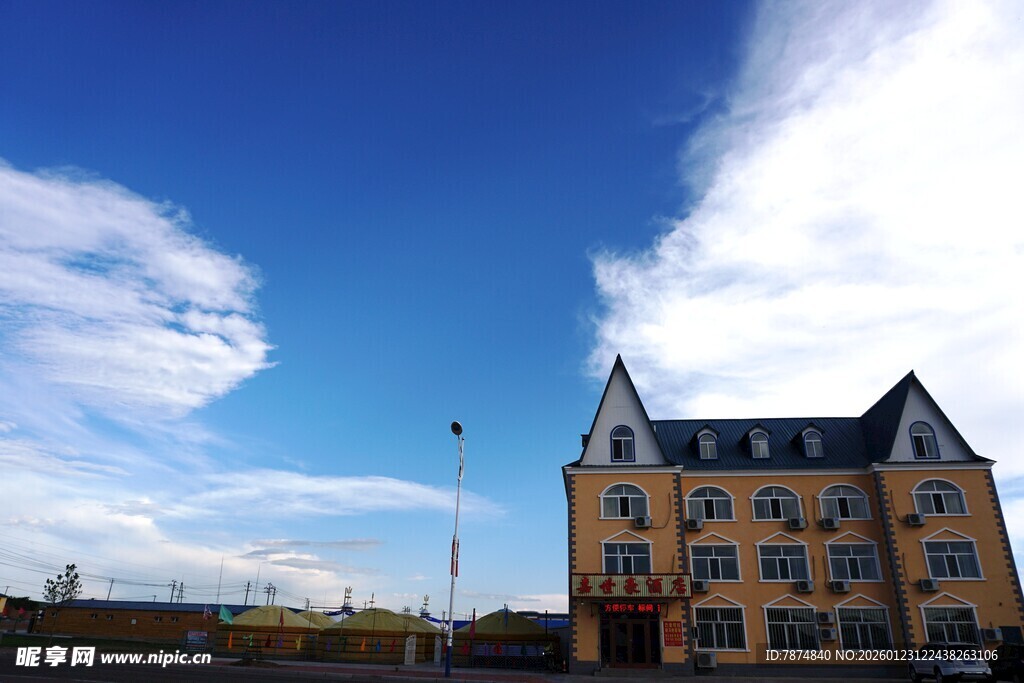 蓝天映衬下的多层黄色建筑