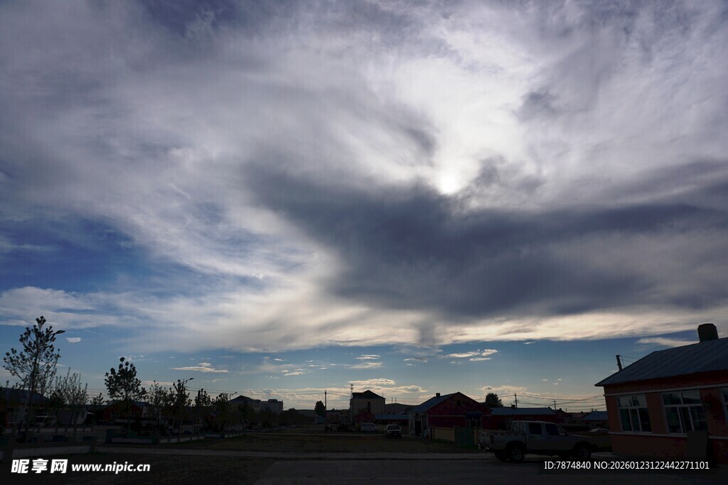 乡村上空的壮丽云层景观