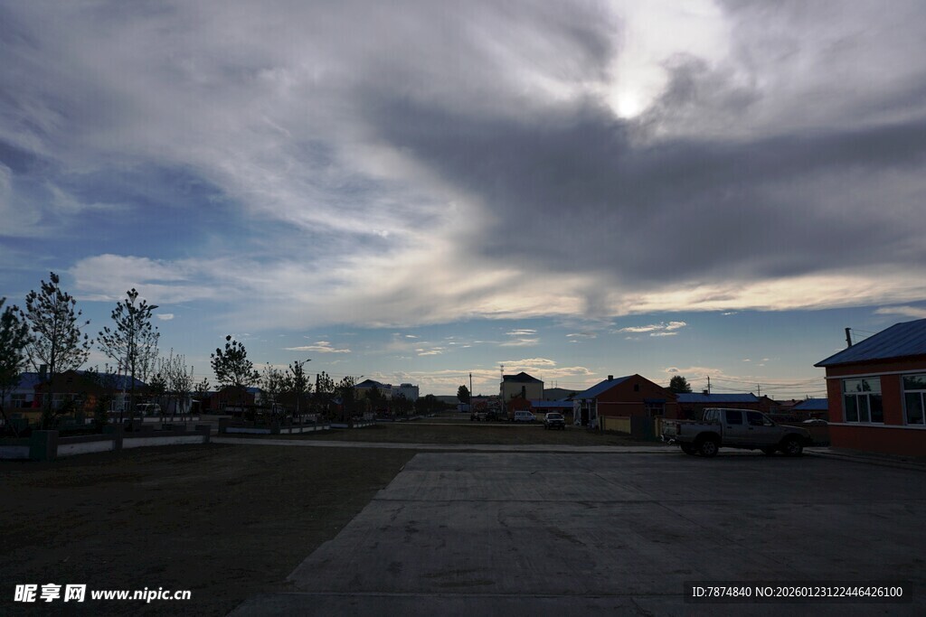 城郊开阔地的天空与建筑