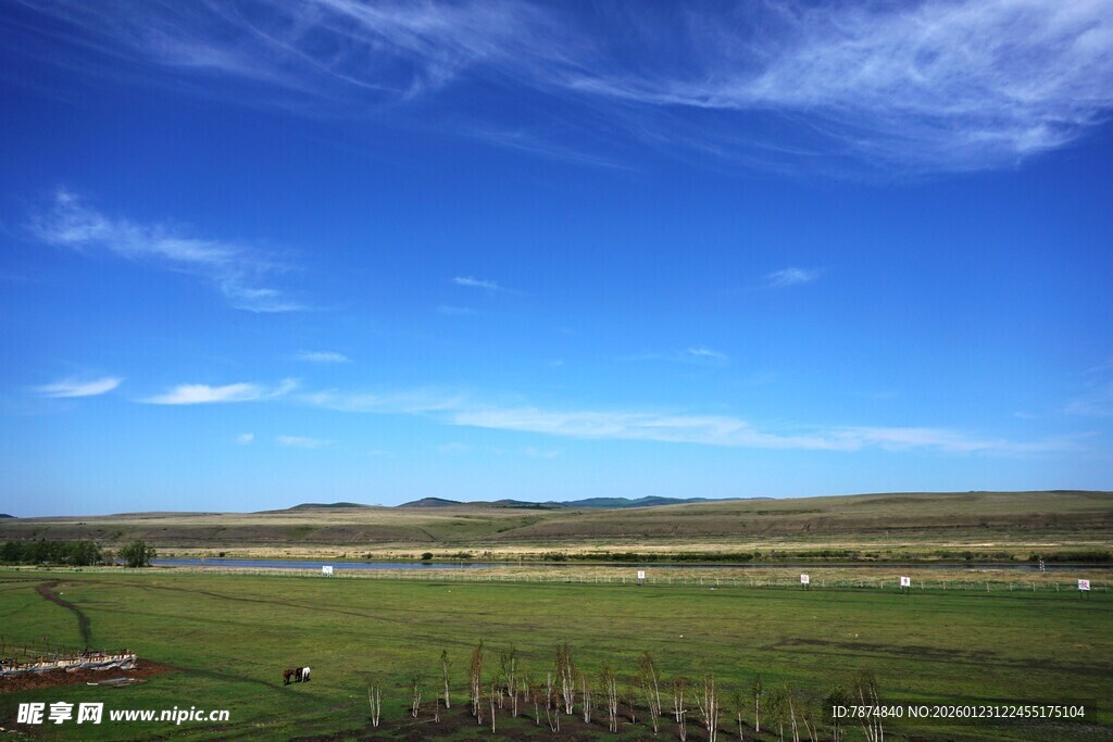 草原蓝天美景