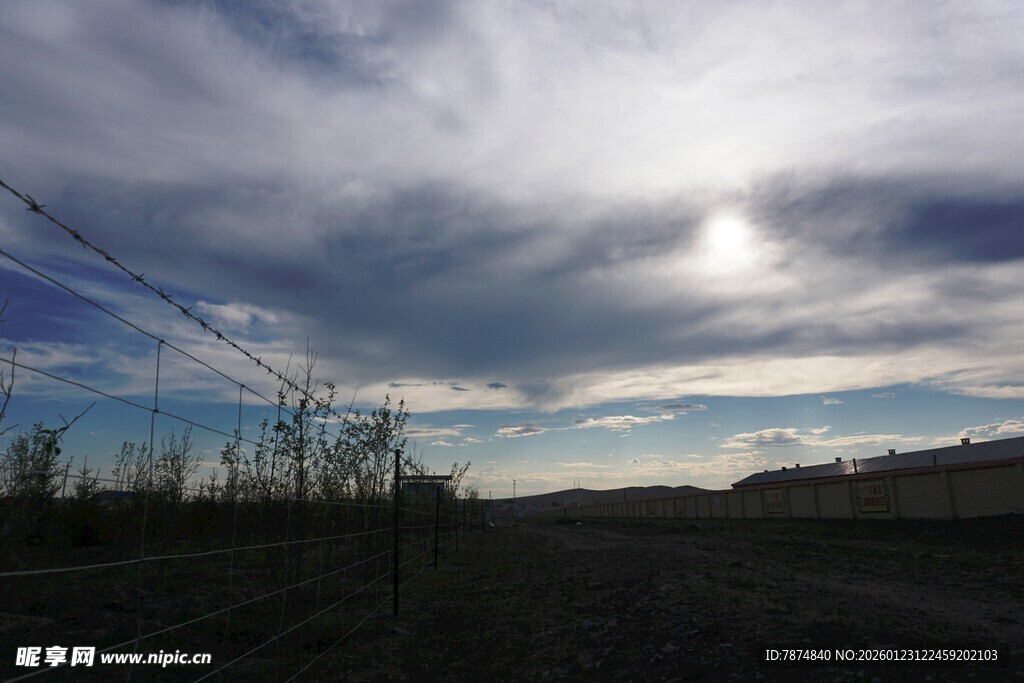 阴云下的旷野与输电设施