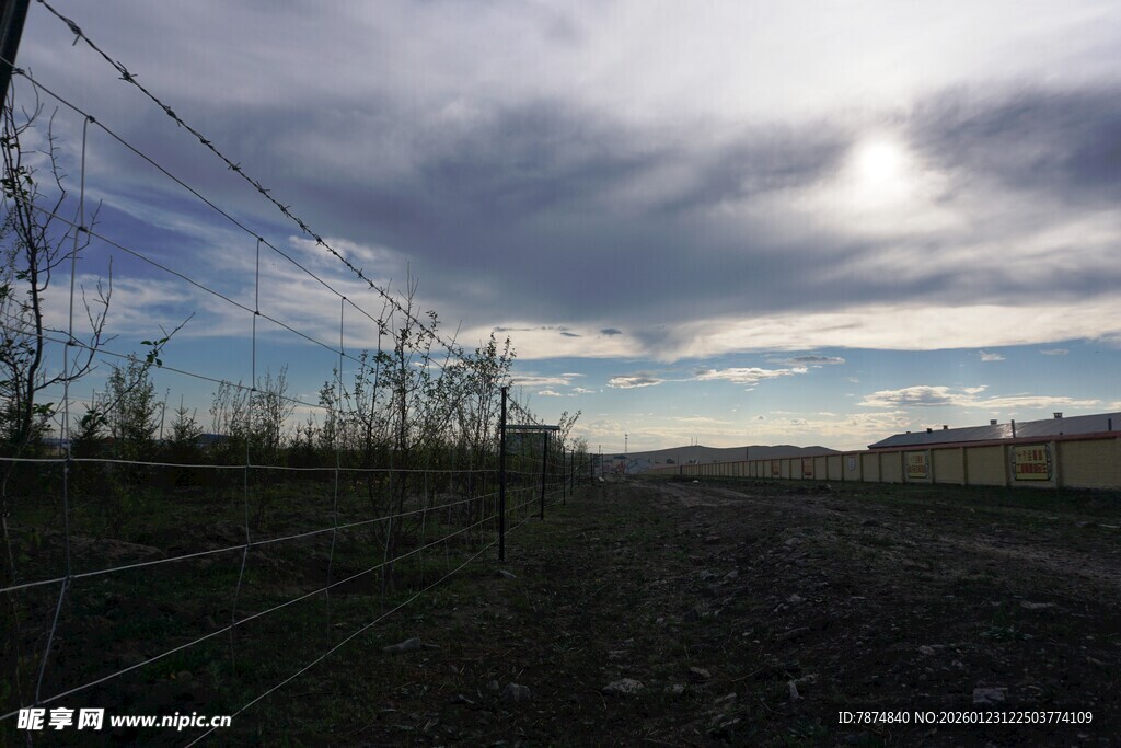 田野上空的多云景象