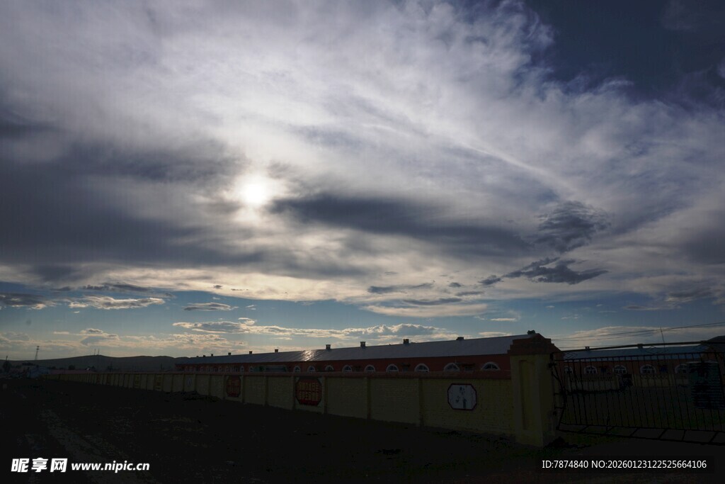 乌云下的建筑景观