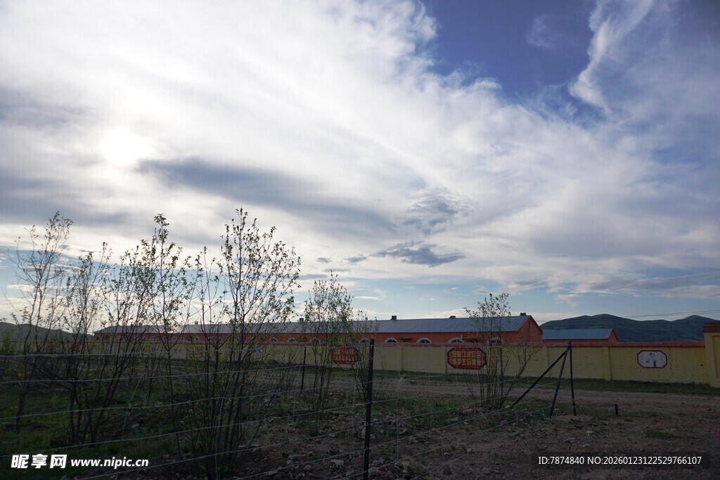 田野风光下的蓝天白云