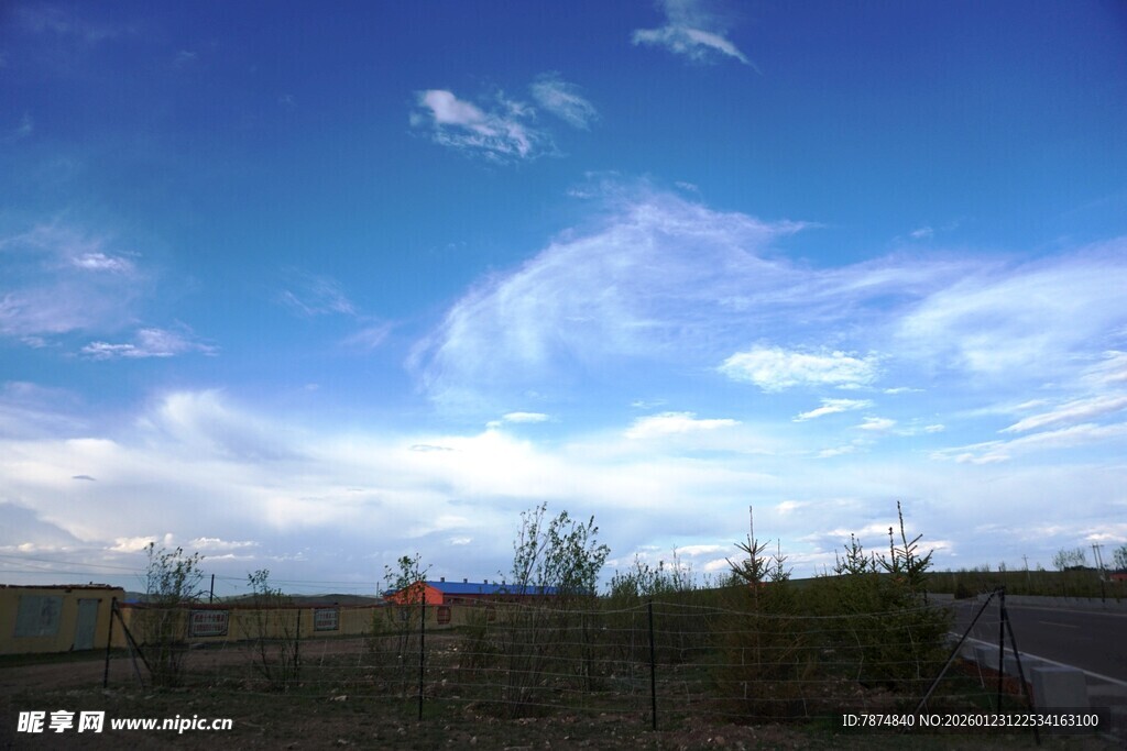 蓝天旷野风景图