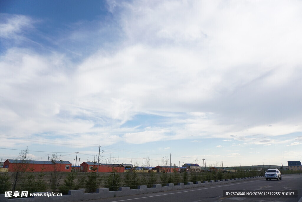 公路边的蓝天与远处建筑