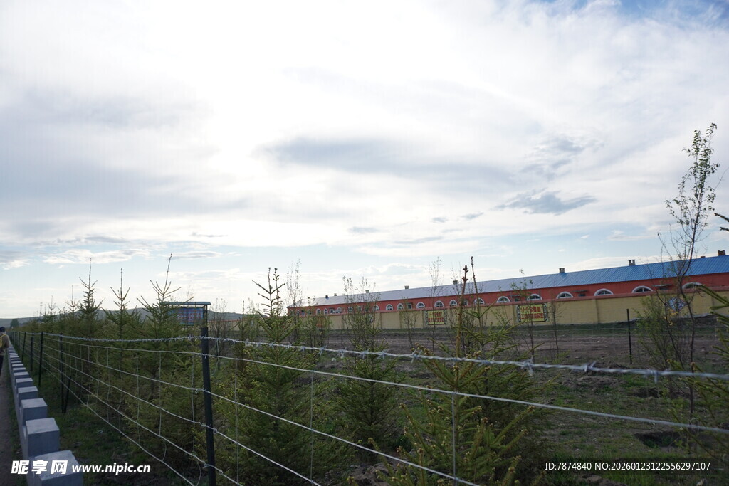 郊外工厂与围栏景观