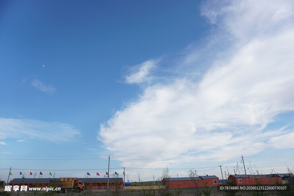 蓝天之下的城市天际线