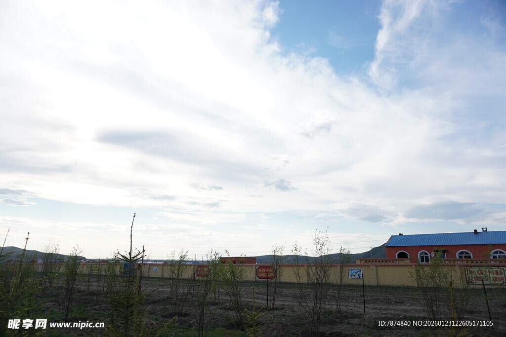 乡村田野边的蓝顶建筑