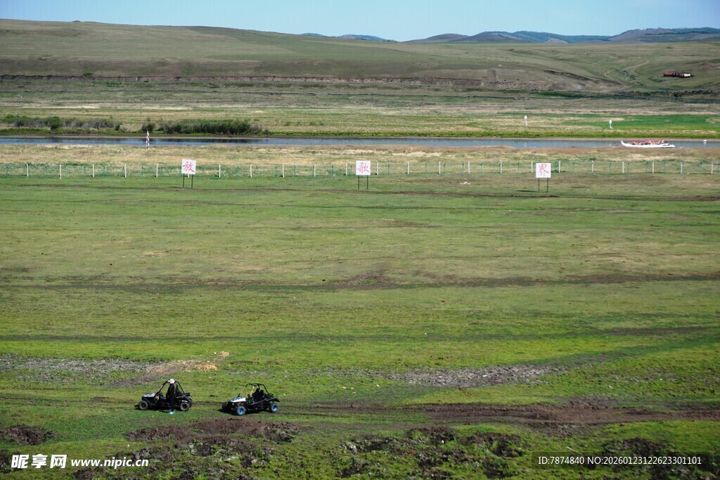 草原风光 车辆穿行其间