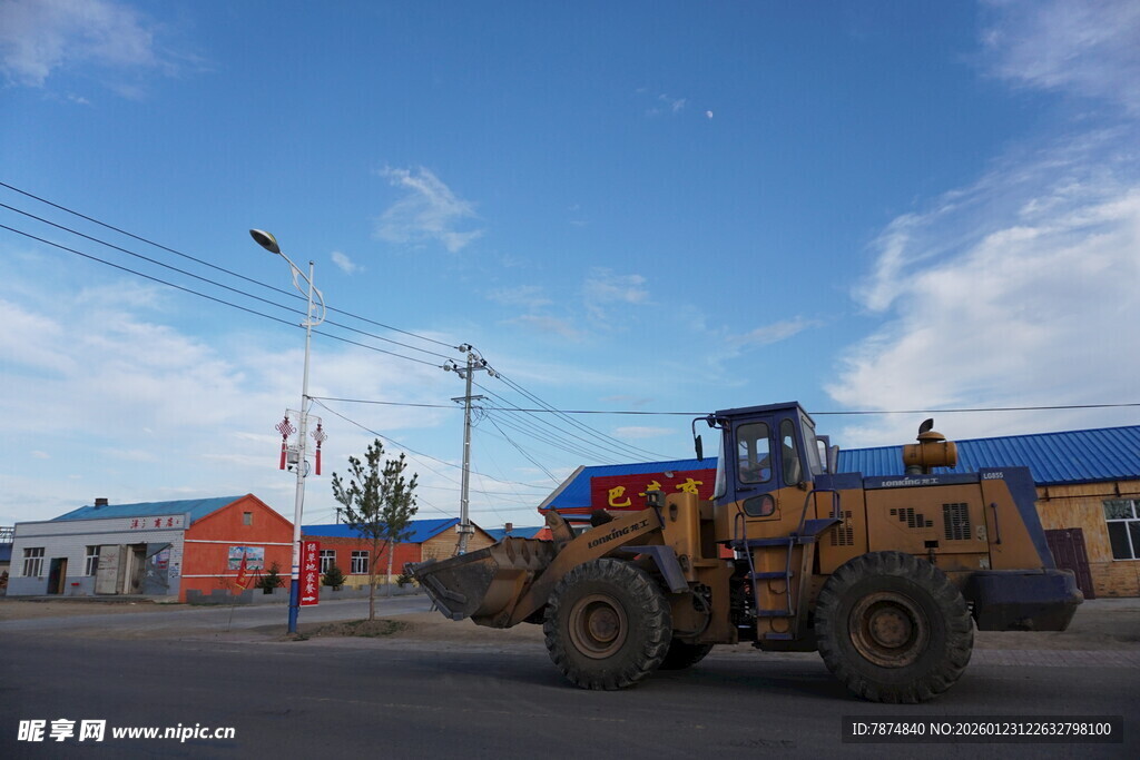 工地旁的大型装载机