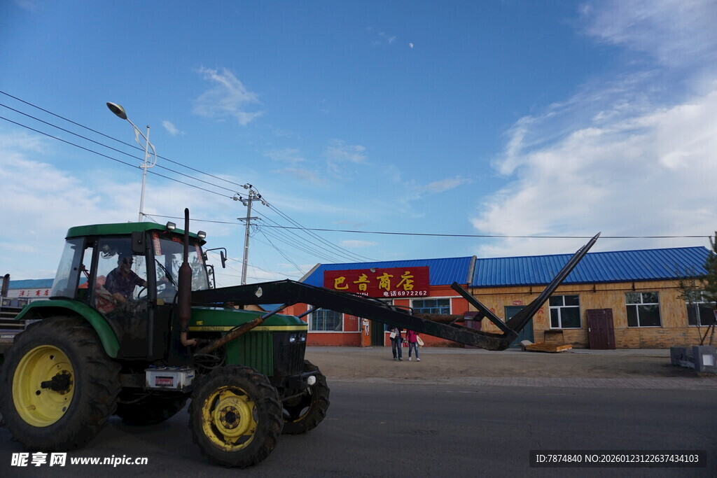 农田旁的绿色拖拉机