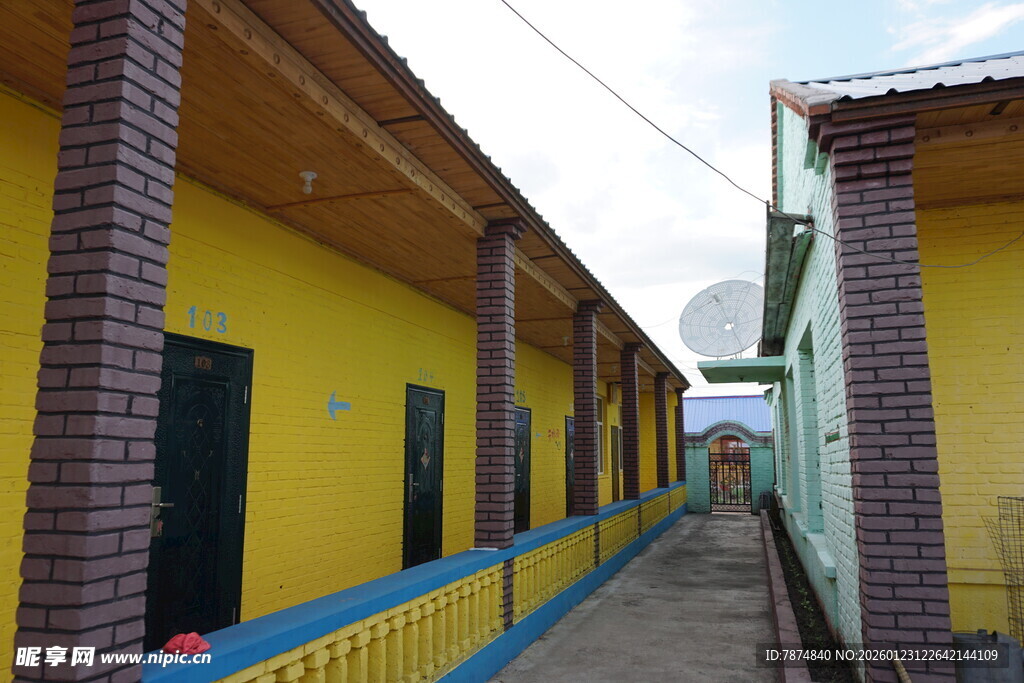 黄墙建筑间的狭窄通道