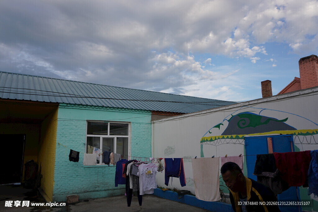 乡村小屋旁晾晒的多彩布