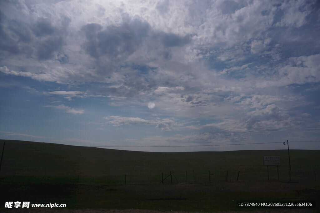 草原上空的多云景象