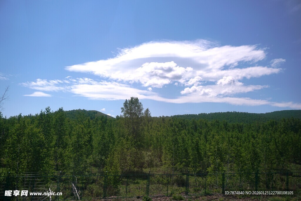 山林之上的蓝天白云