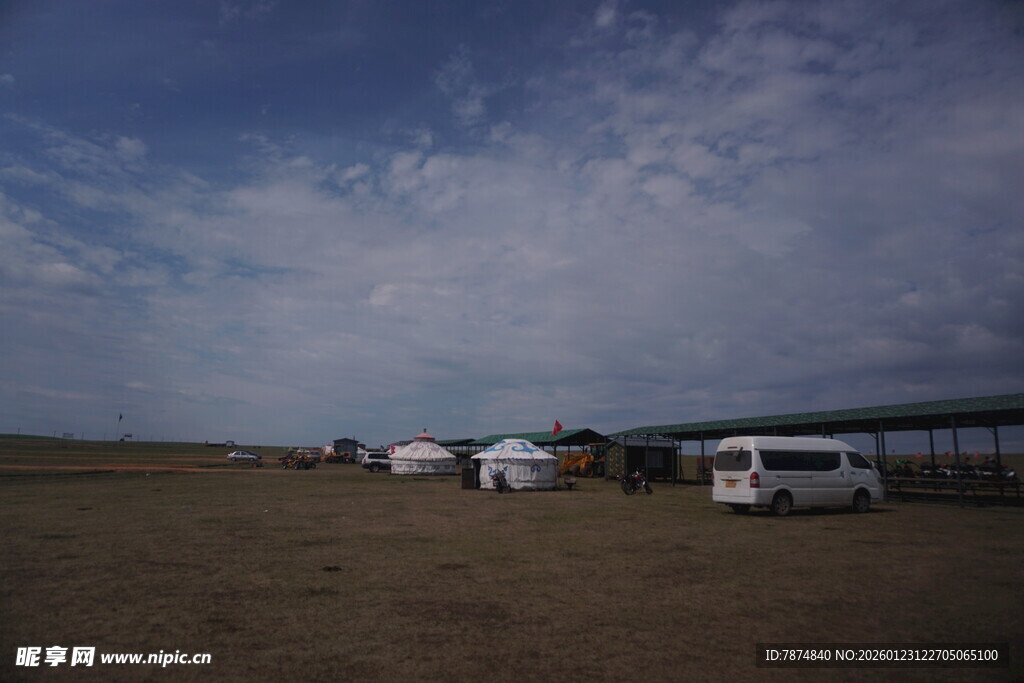 草原上的房车露营场景