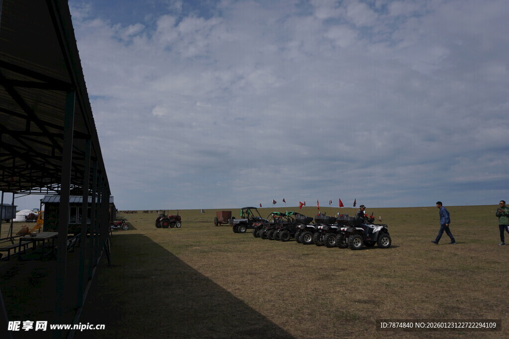 户外开阔场地的休闲场景