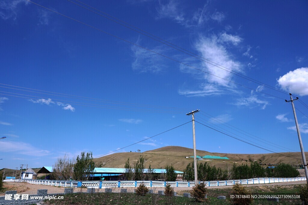 蓝天绿地间的户外景象