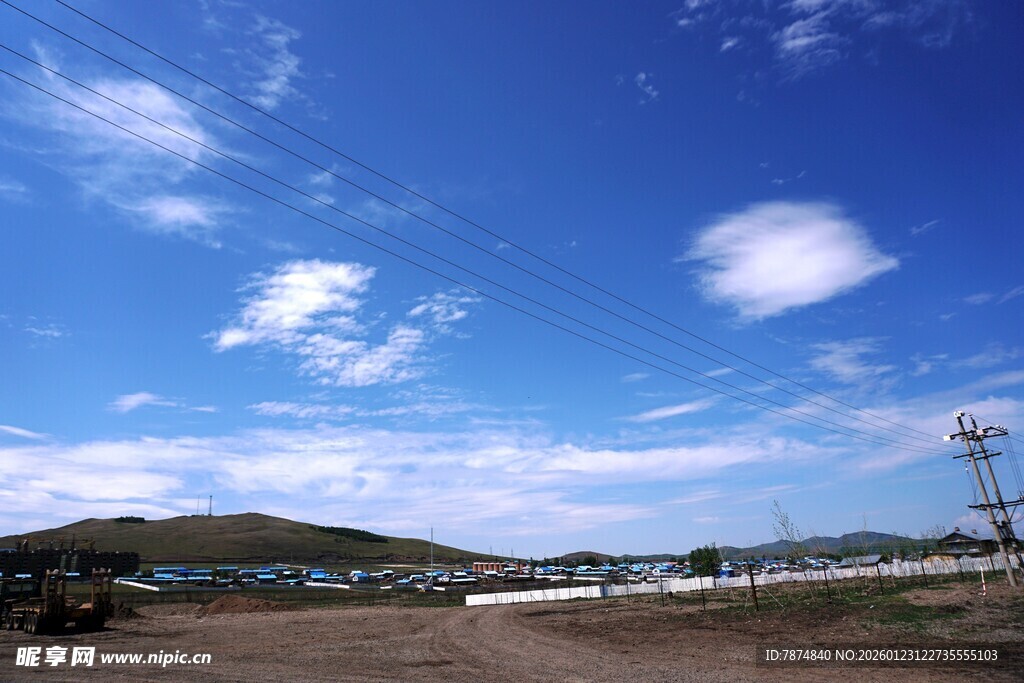 蓝天之下的开阔风景