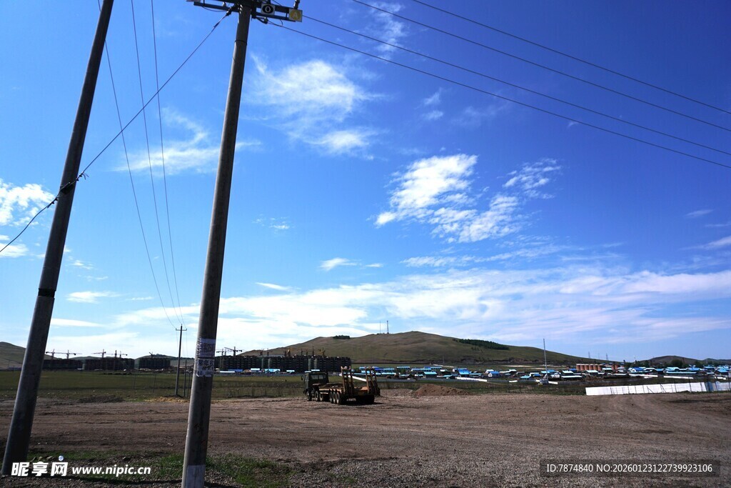 田野边的电线杆与蓝天