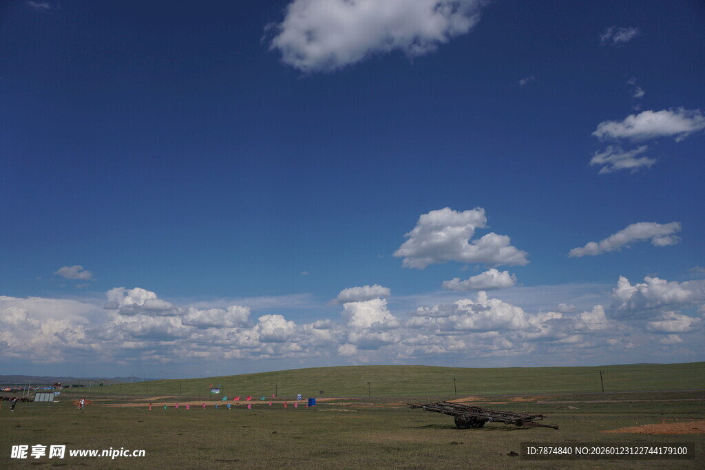 草原蓝天美景