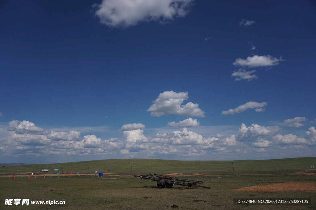 辽阔草原蓝天白云风景