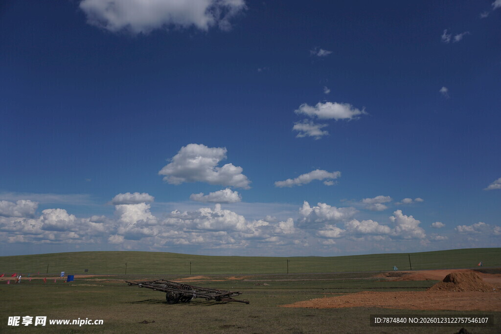 草原蓝天美景