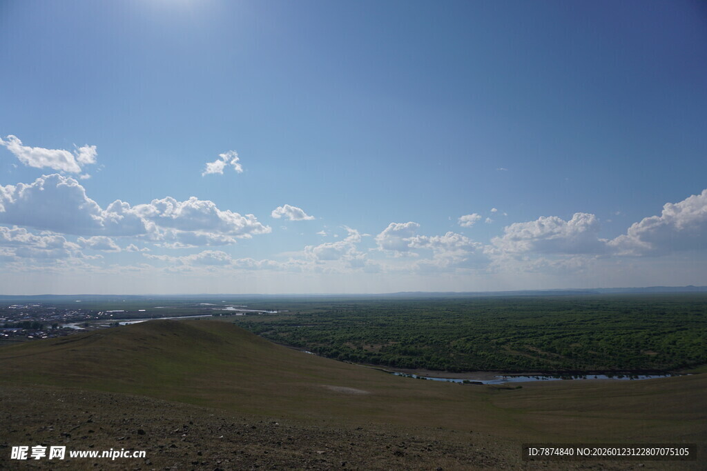 广阔草原上的晴朗天空
