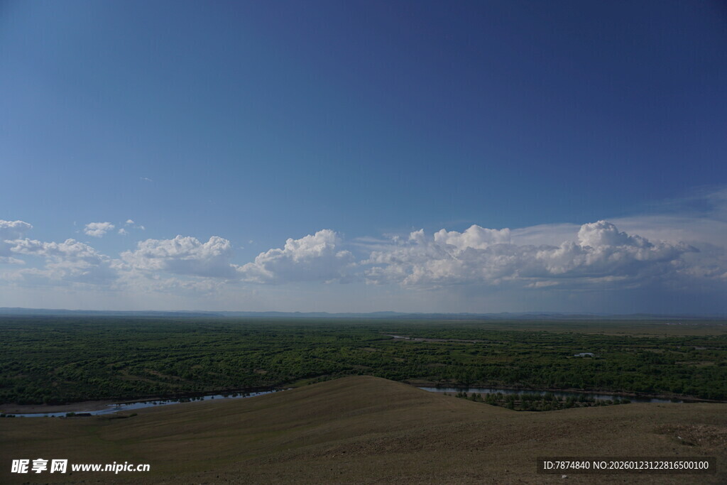 广袤原野上的蓝天与白云