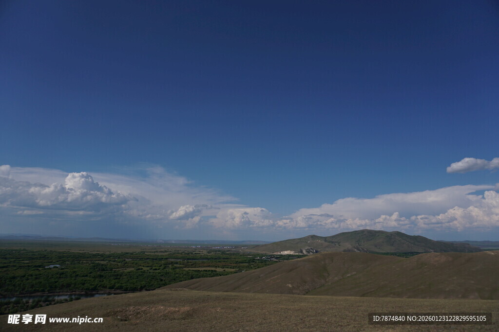 蓝天旷野间的悠然景致