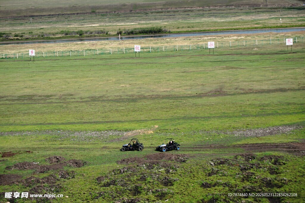 草原风光中的车辆与围栏