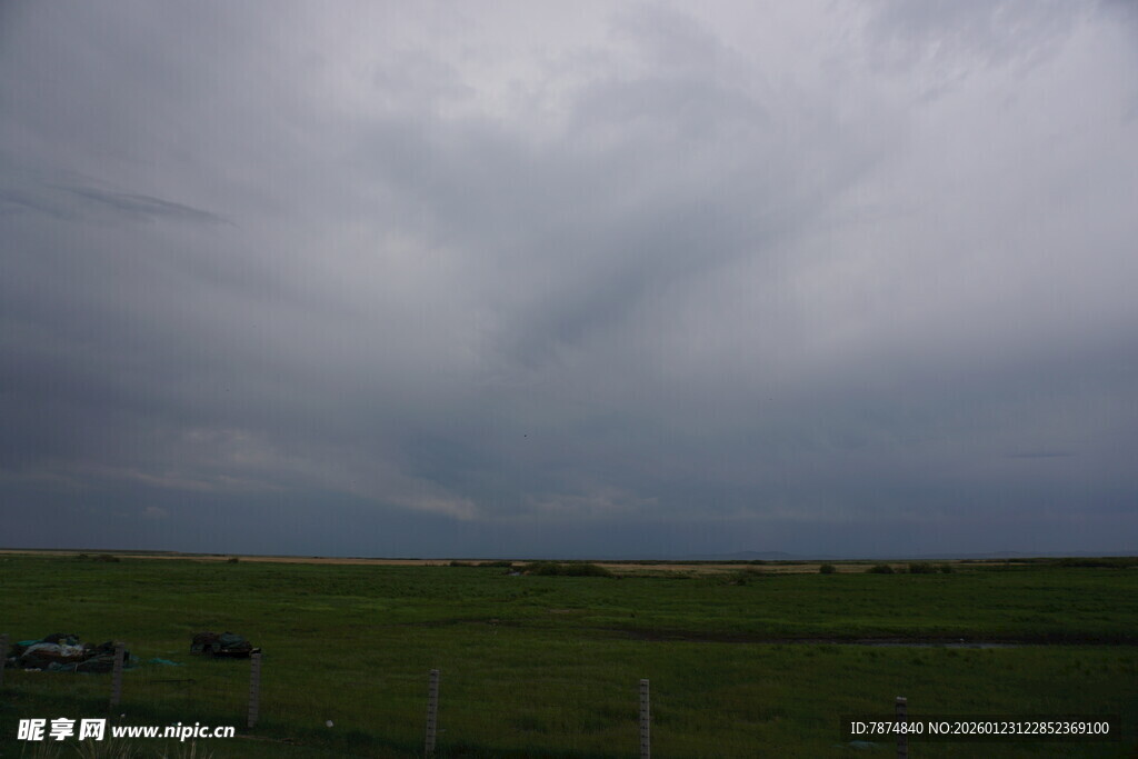 草原上空的厚重乌云