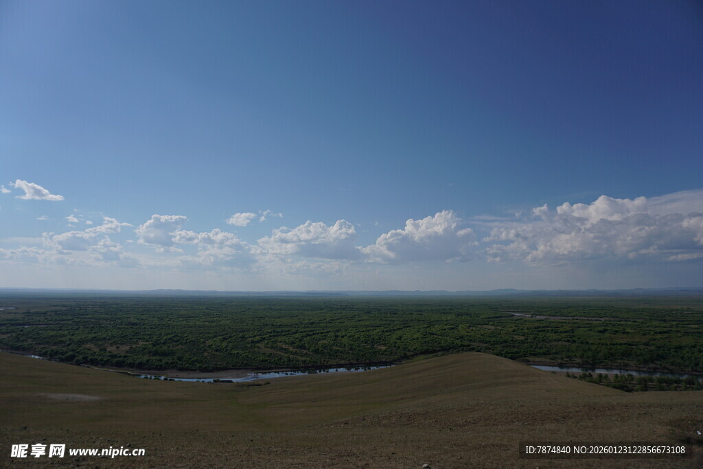 广袤原野上的蓝天与绿地