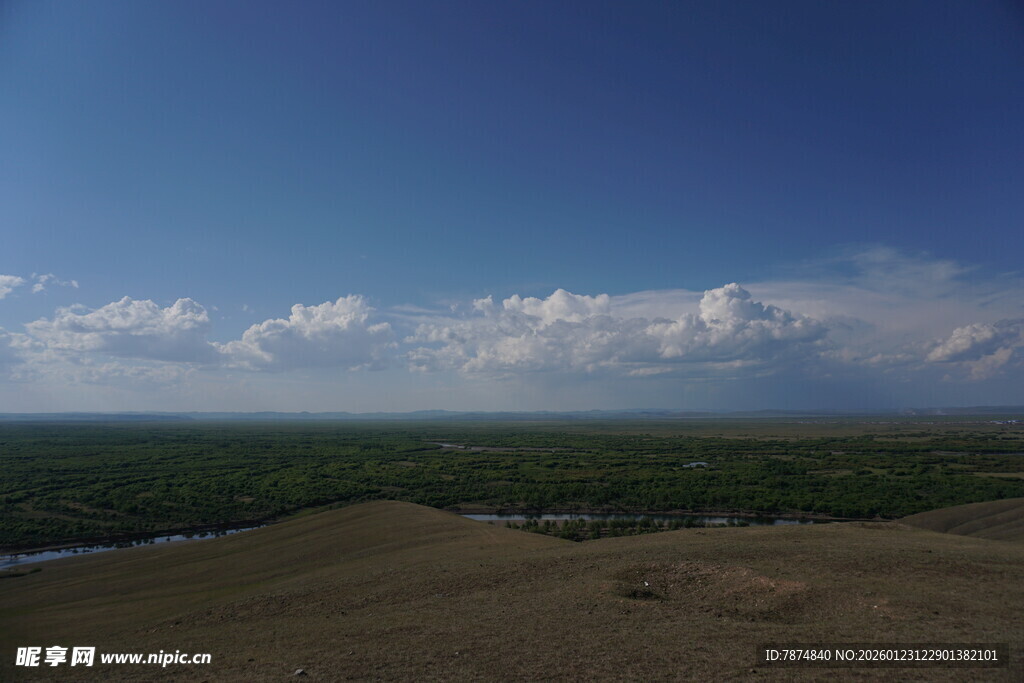 广袤原野上的蓝天与白云