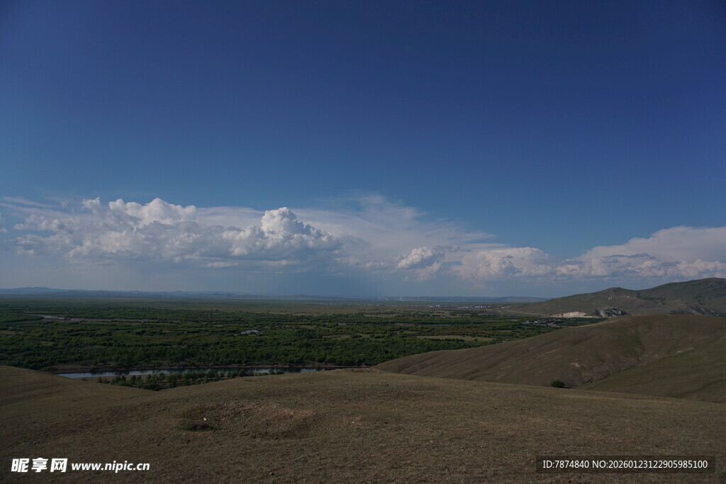 广袤草原上的蓝天白云
