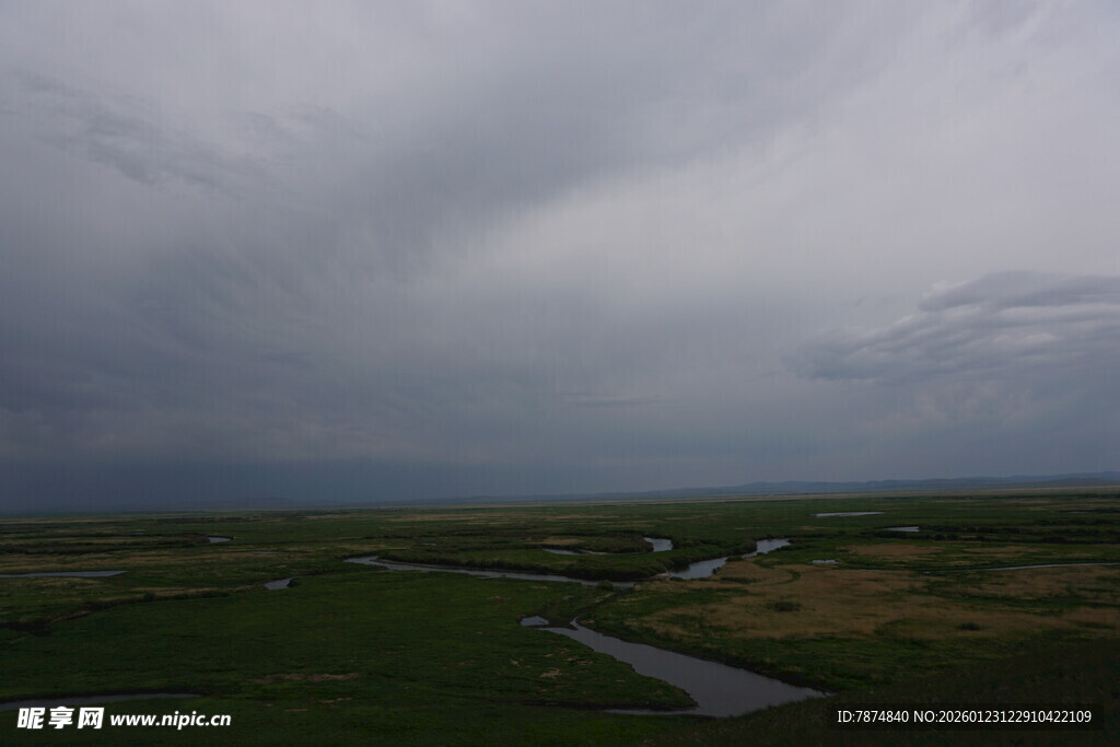 乌云笼罩下的广袤田野