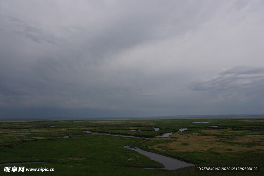 阴天旷野中的蜿蜒小河