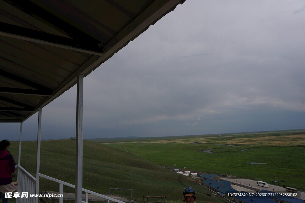 船甲板上眺望开阔海景