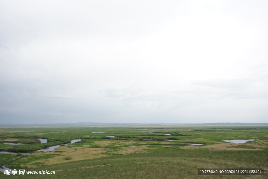 广袤原野间的蜿蜒溪流