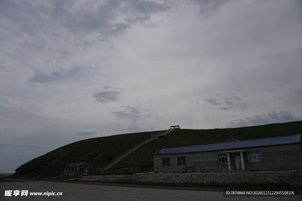 乡村路旁建筑与阴沉天空