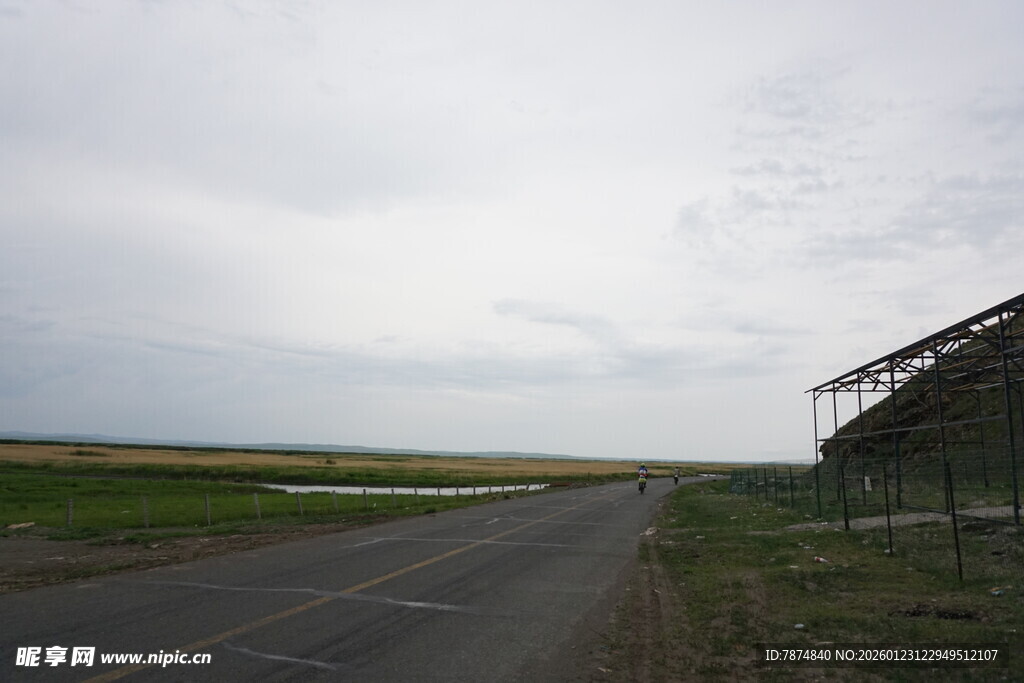 空旷公路旁的开阔田野