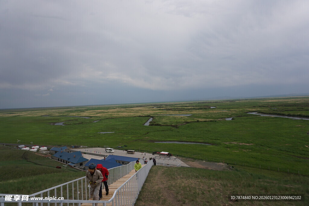 俯瞰草原与飞机的观景台