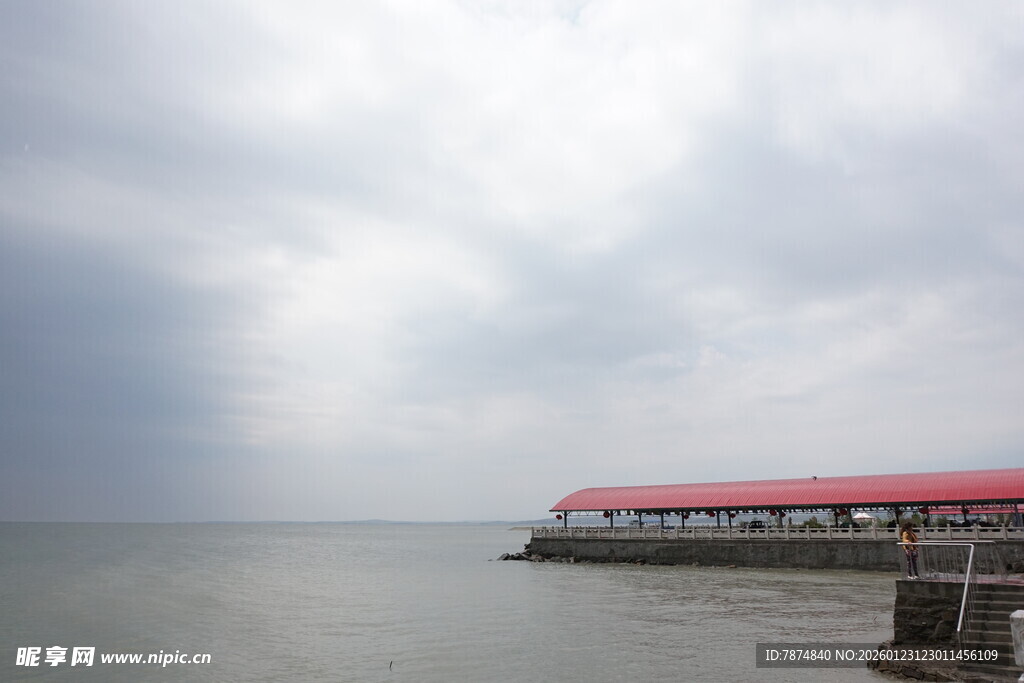 海边红顶建筑风景