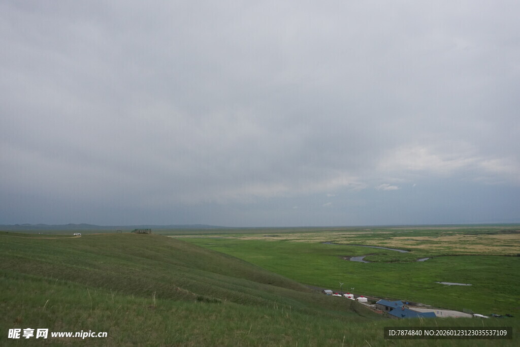 草原上的露营场景
